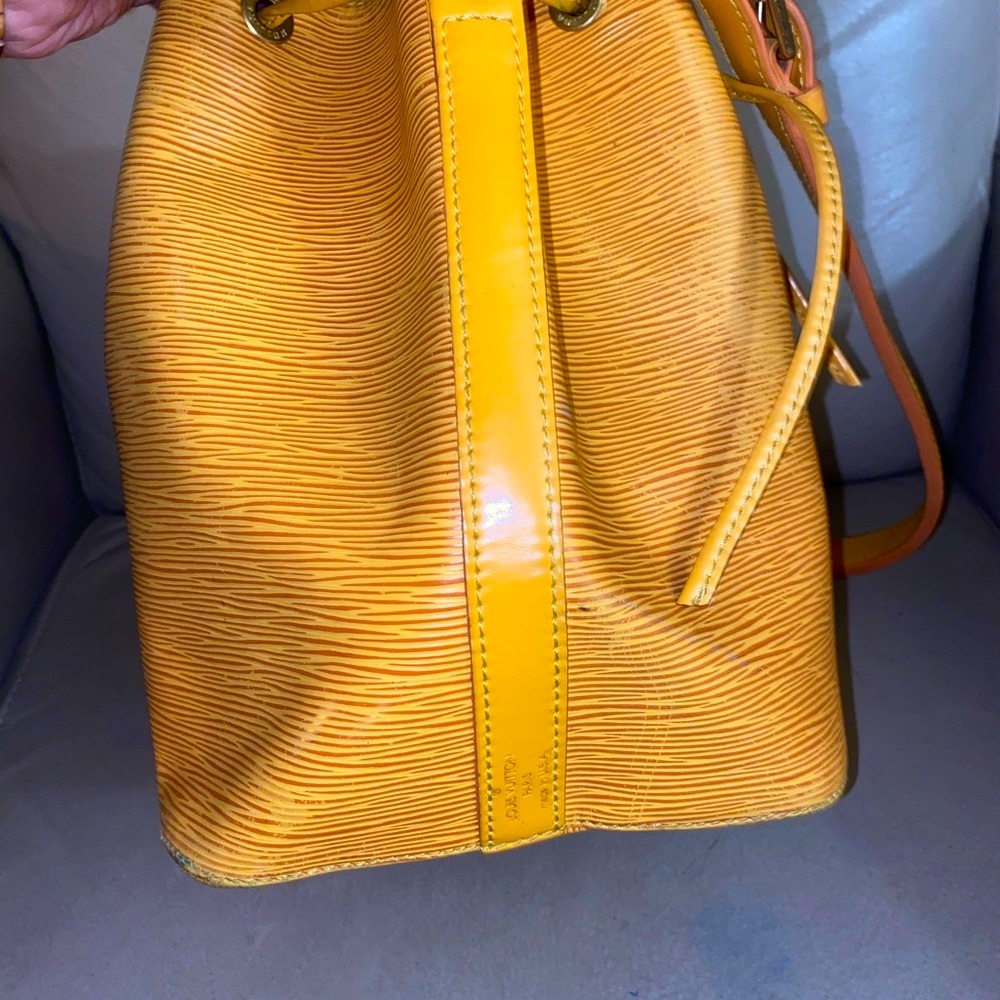 Authentic Louis Vuitton Noe Epi MM bag in canary colour - Picture 6 of 16
